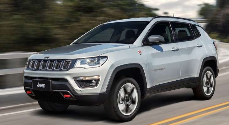 Jeep Compass 2017 на дороге